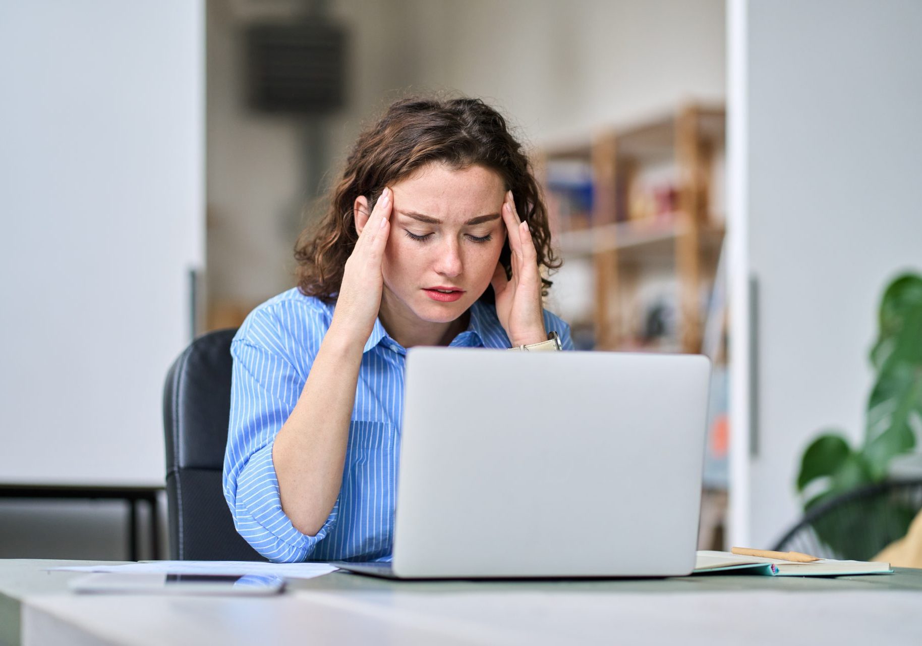 donna stressata davanti al computer