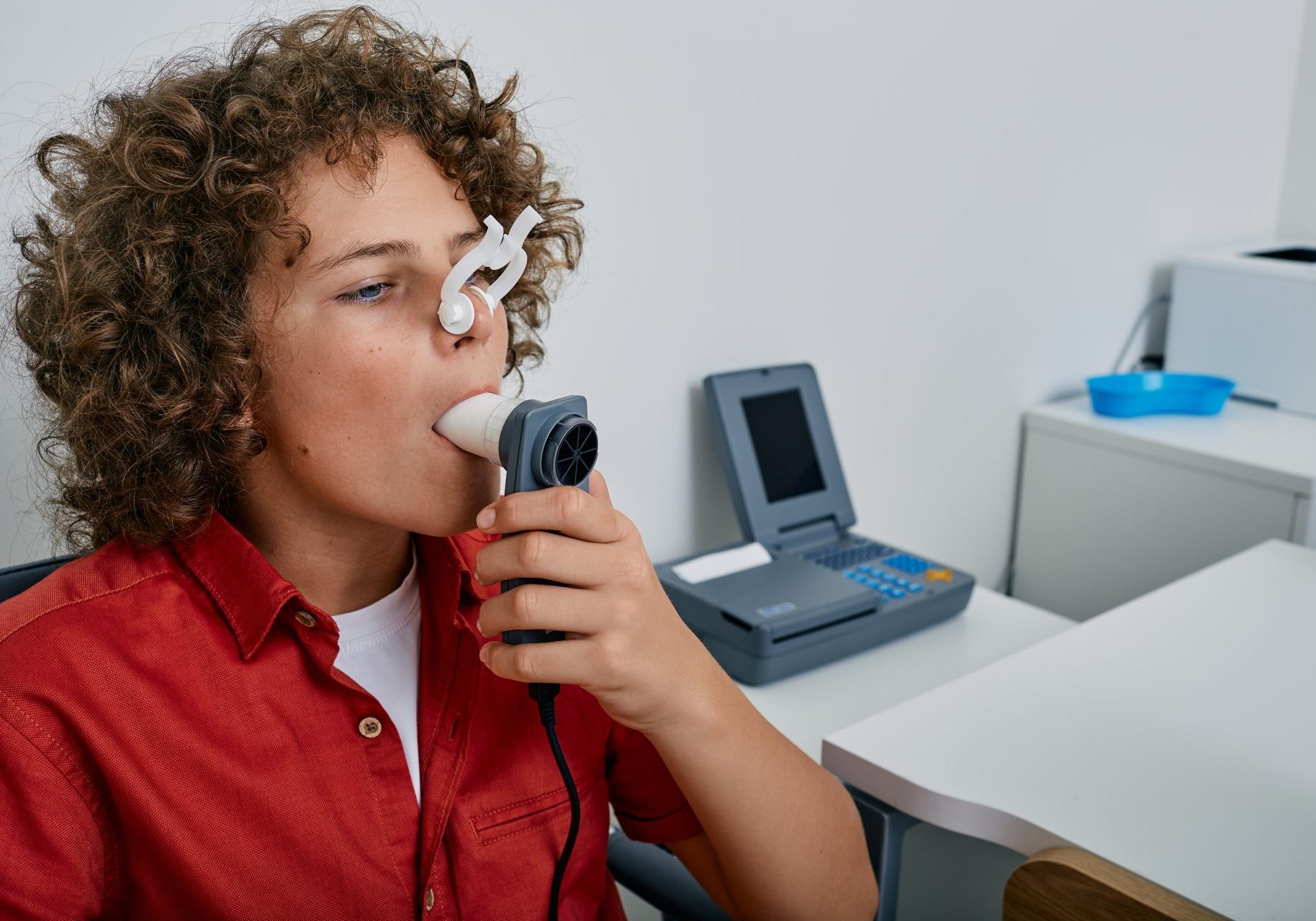 bambino esegue spirometria