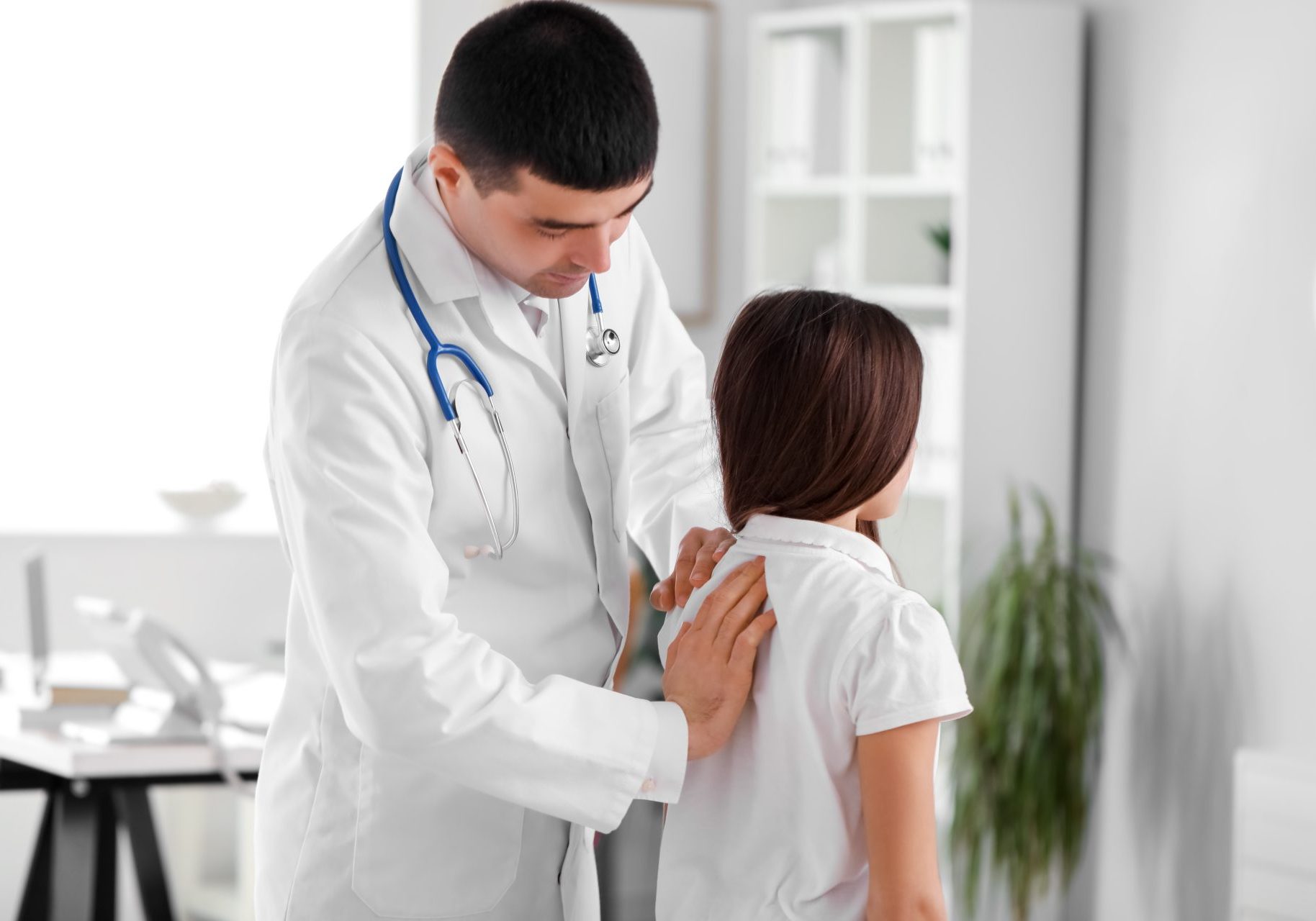 medico ortopedico visita bambina