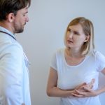 donna con fastidio al seno parla con medico