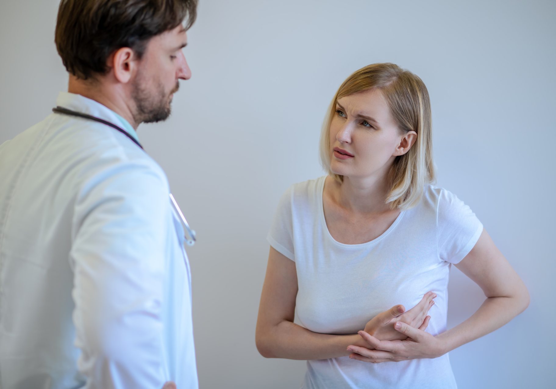 donna con fastidio al seno parla con medico
