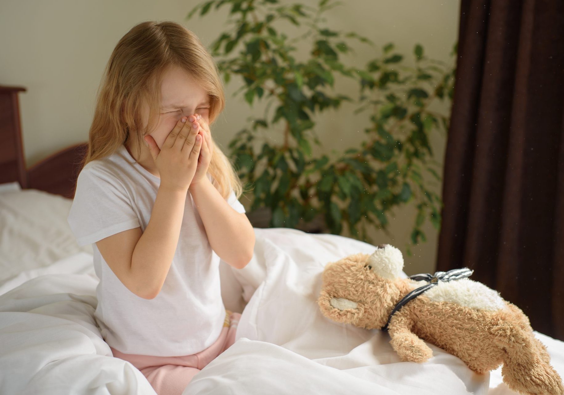 bambina starnutisce a letto