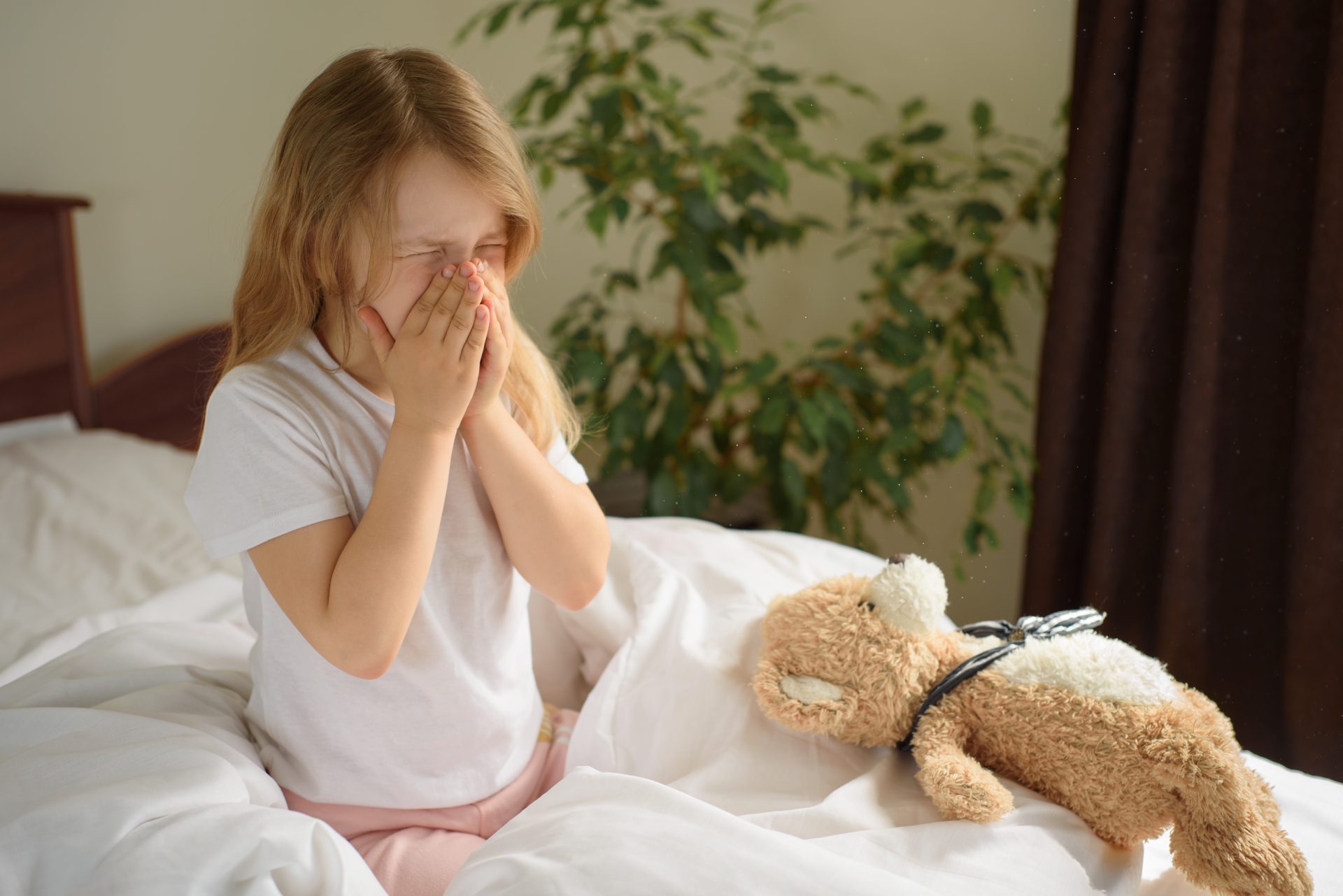 bambina starnutisce a letto