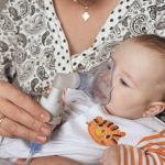 madre fa aerosol a figlio lattante