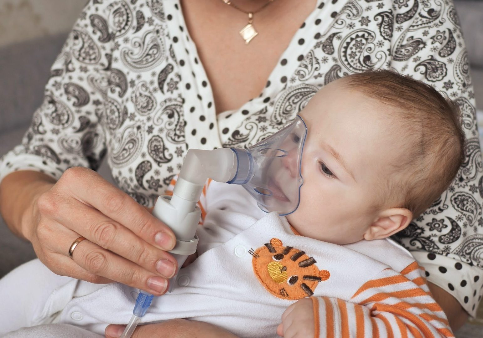 madre fa aerosol a figlio lattante