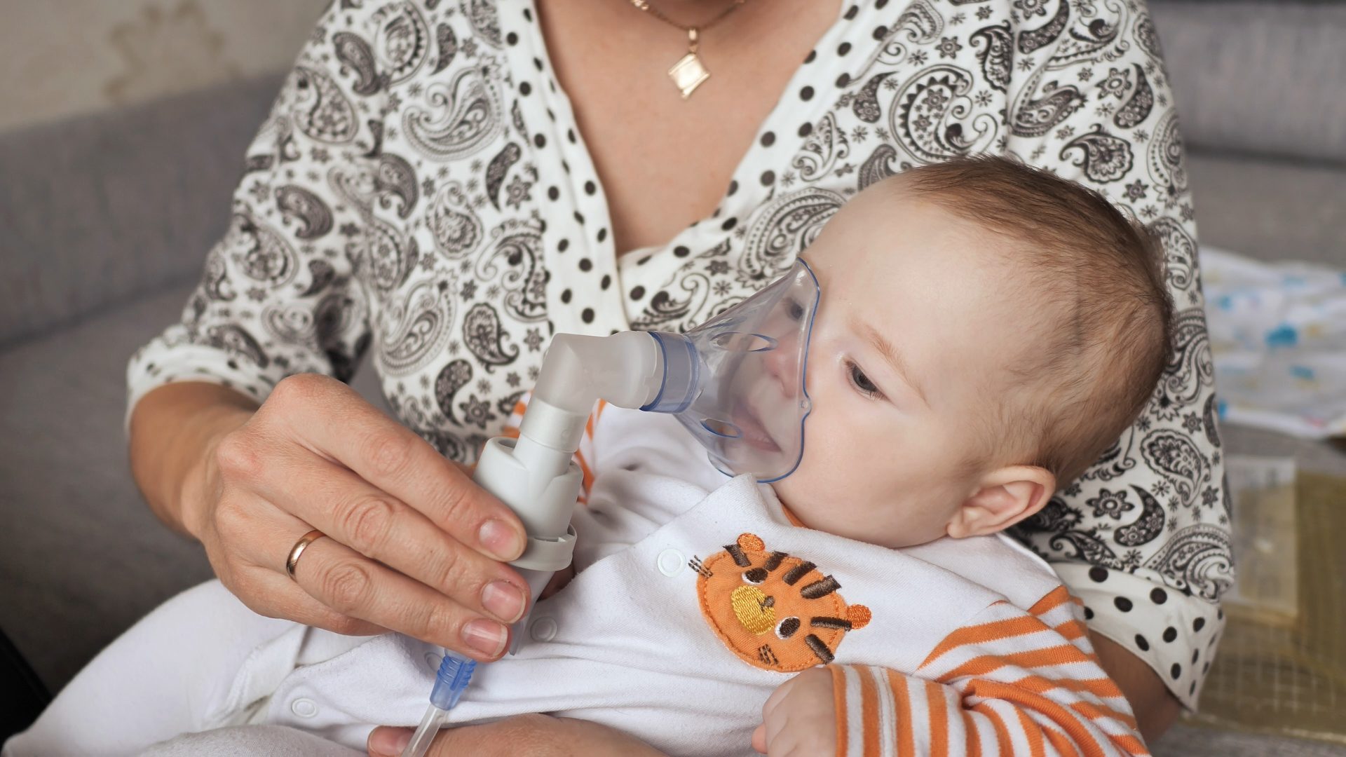 madre fa aerosol a figlio lattante