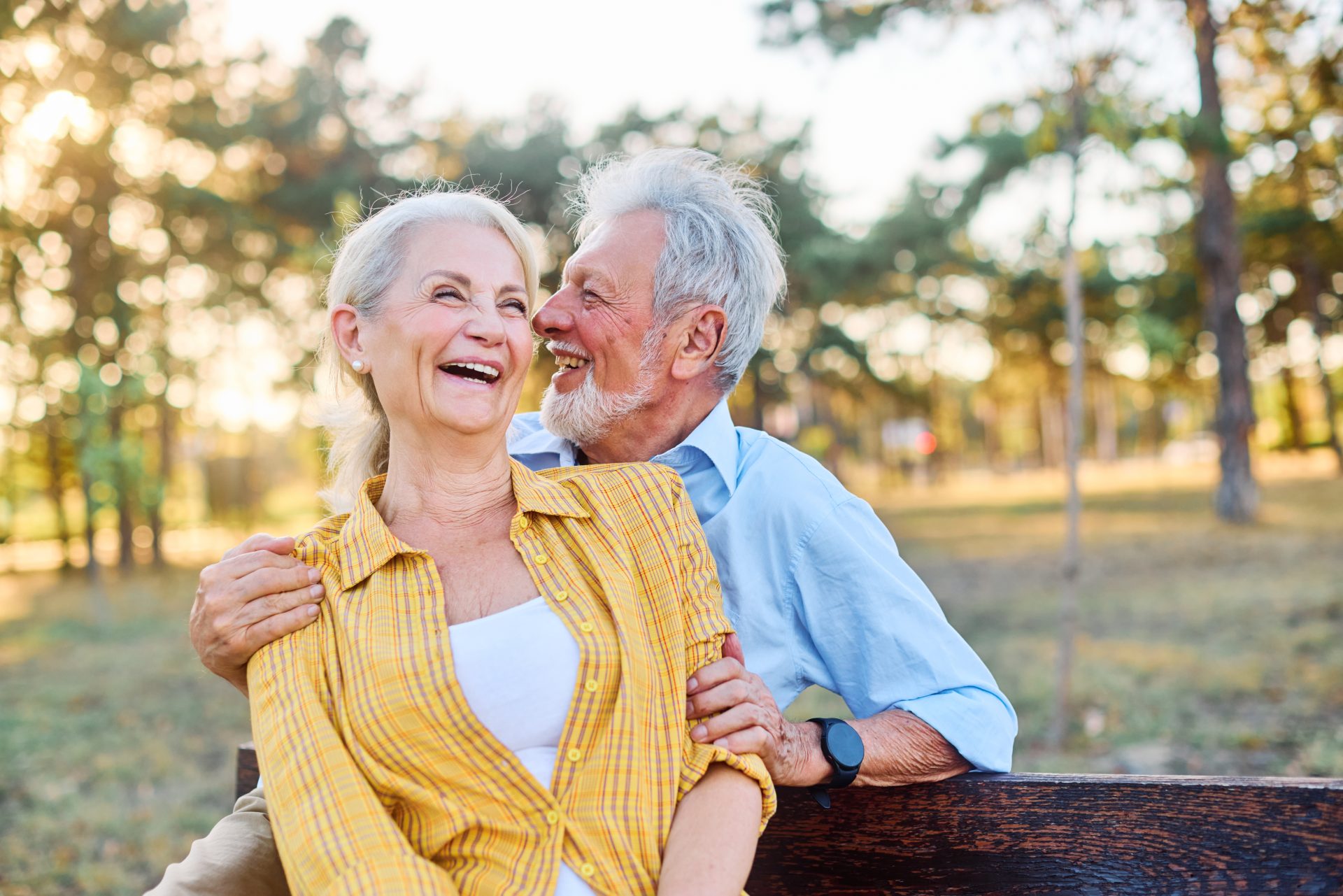 coppia di anziani sorridente all'aperto