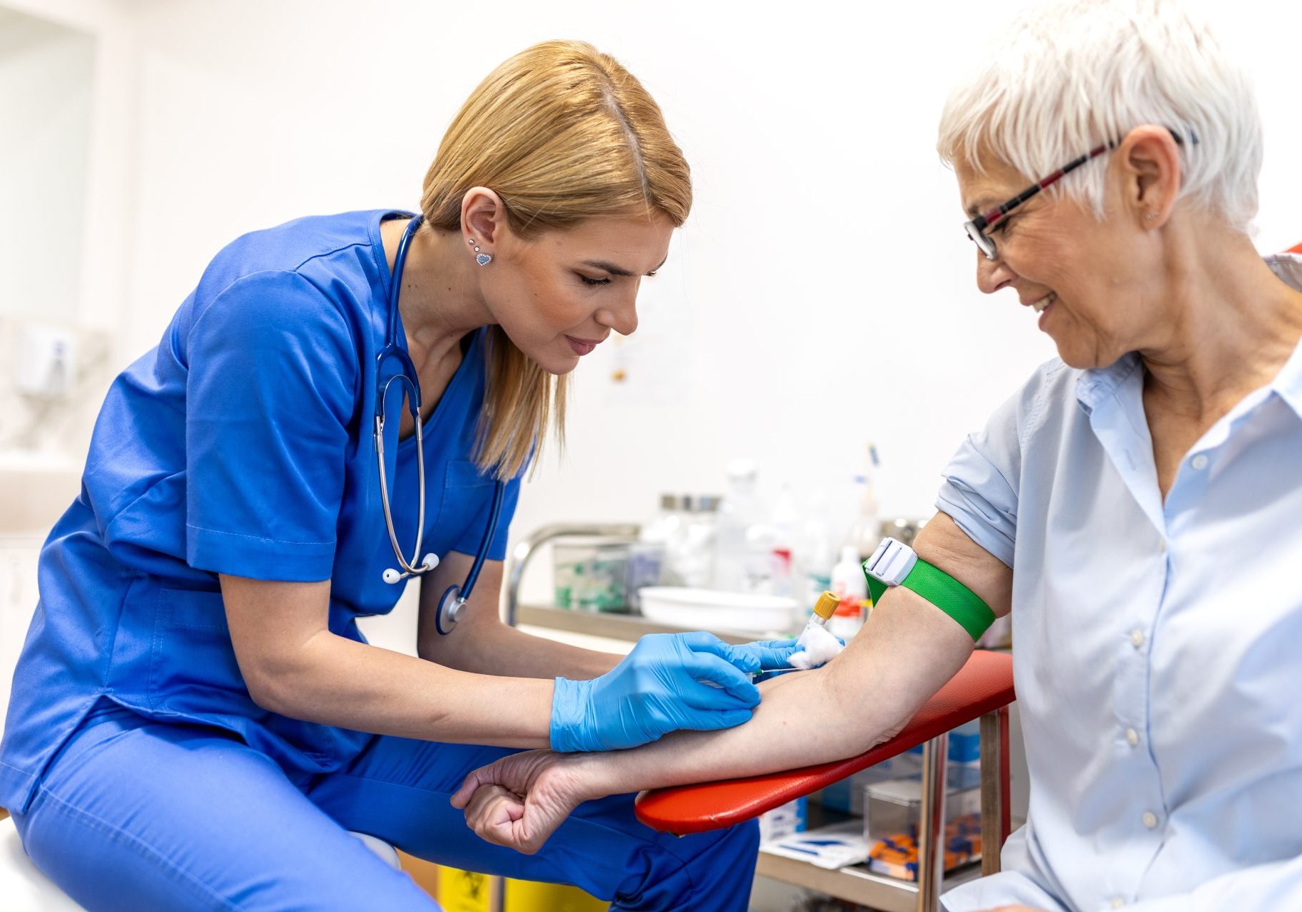 infermiera esegue prelievo del sangue su donna anziana