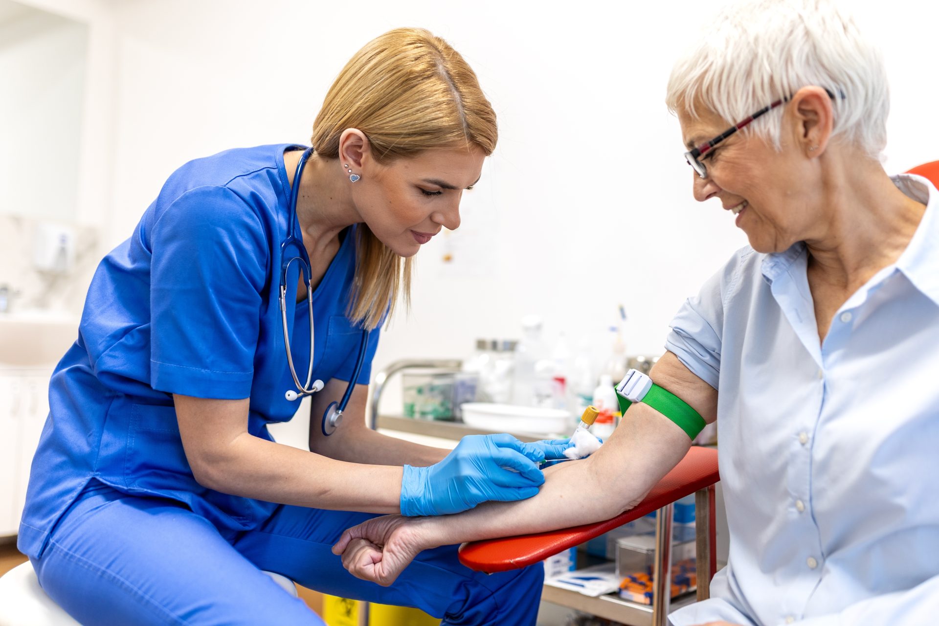 infermiera esegue prelievo del sangue su donna anziana