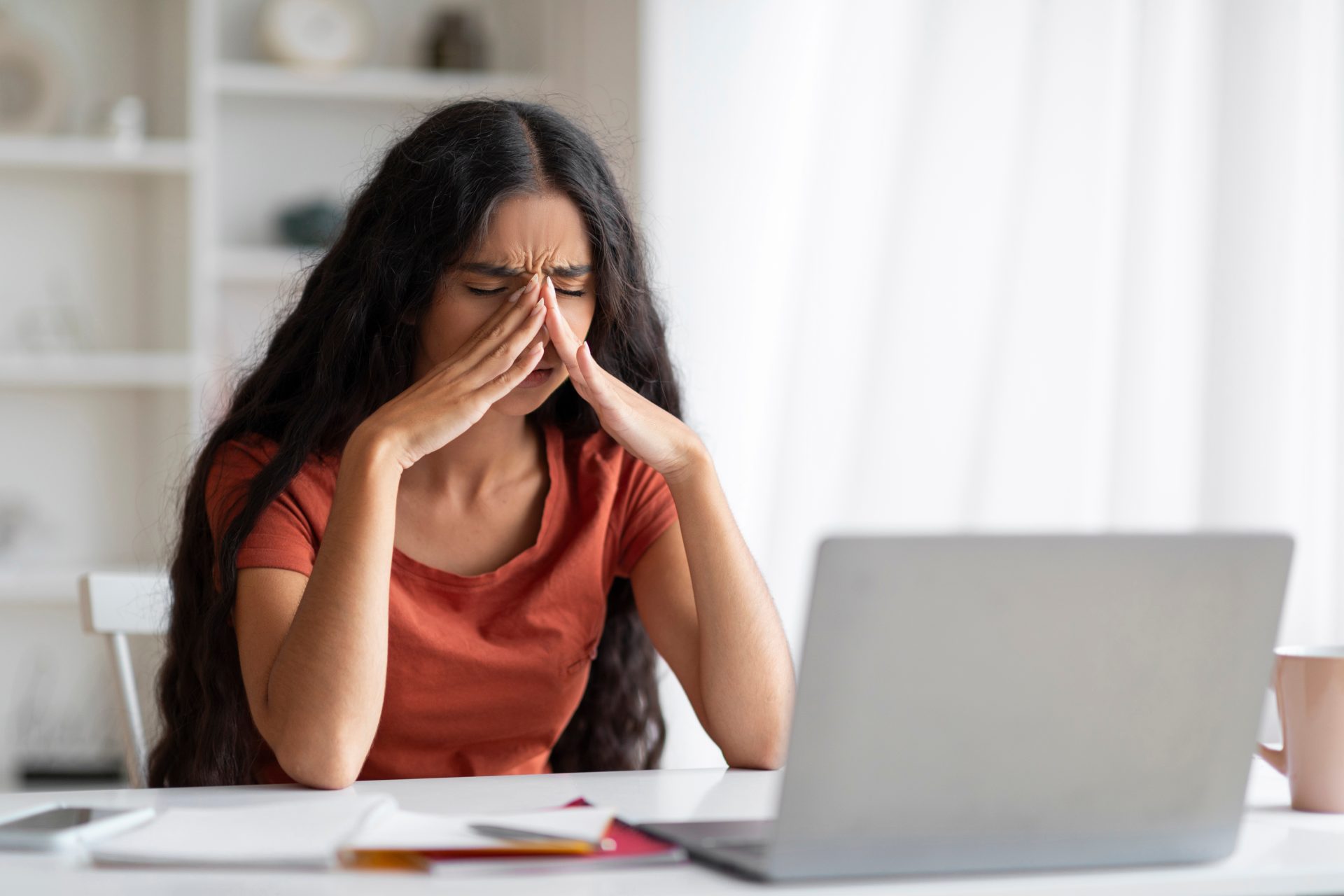 giovane donna con fastidio al naso