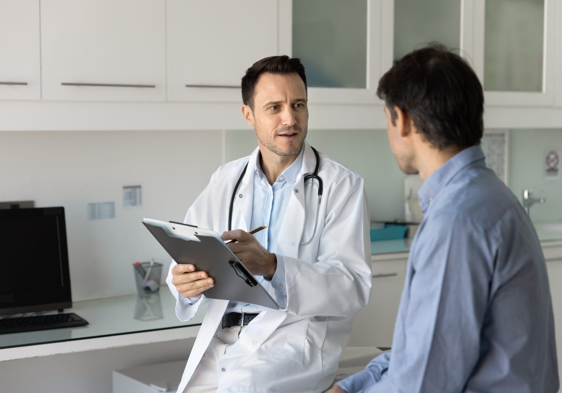 medico urologo parla con paziente