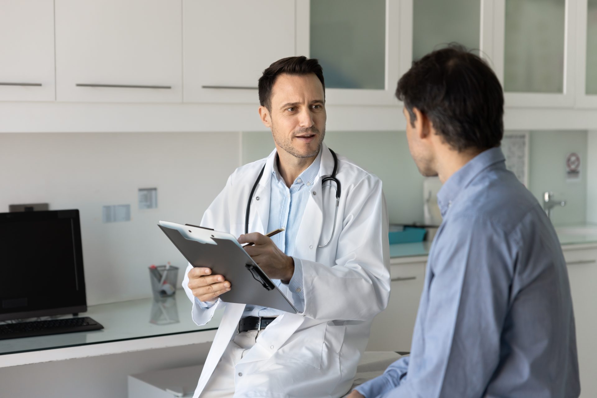 medico urologo parla con paziente