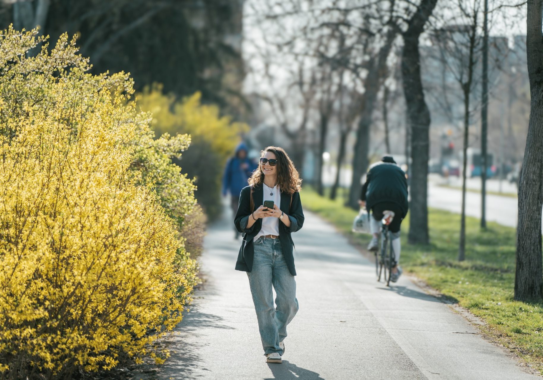 giovane donna cammina su viale