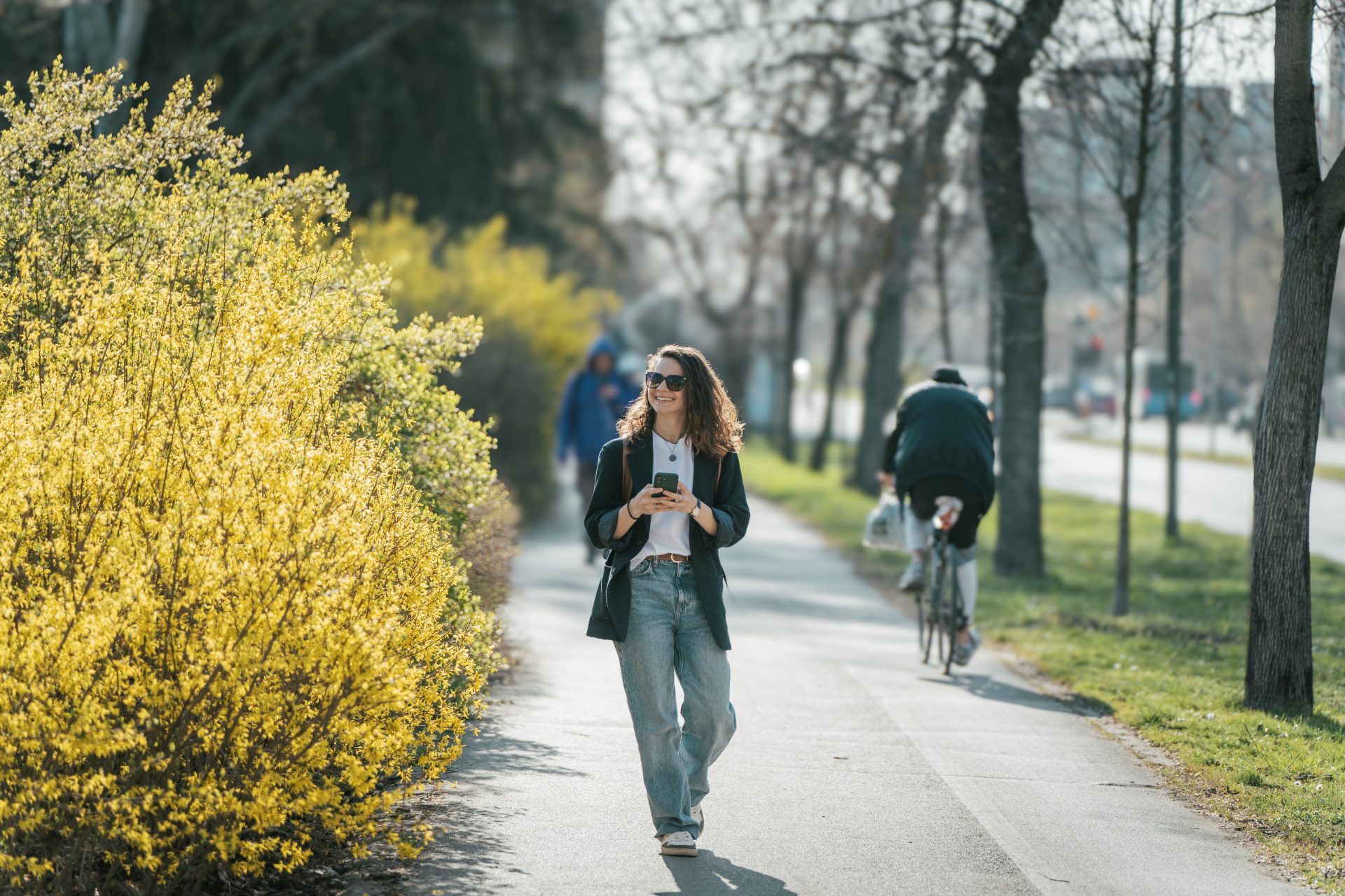 giovane donna cammina su viale