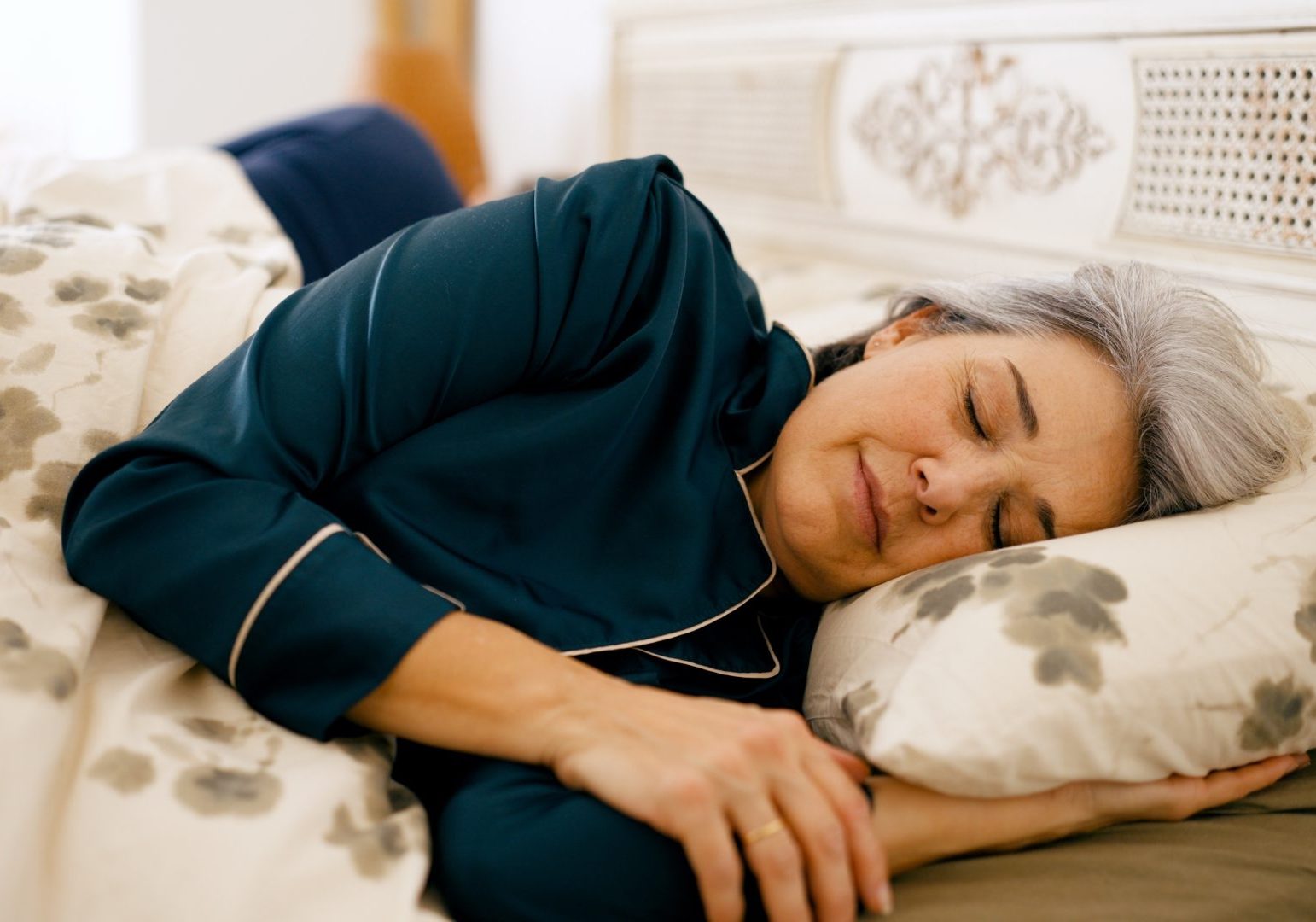 donna anziana dorme a letto