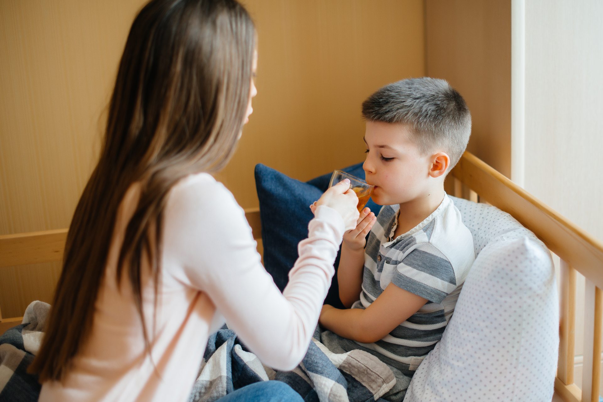 madre da dà bere al figlio ammalato
